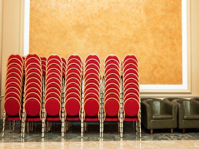 Comparing Banquet and Folding Chairs: Pros, Cons, and Considerations