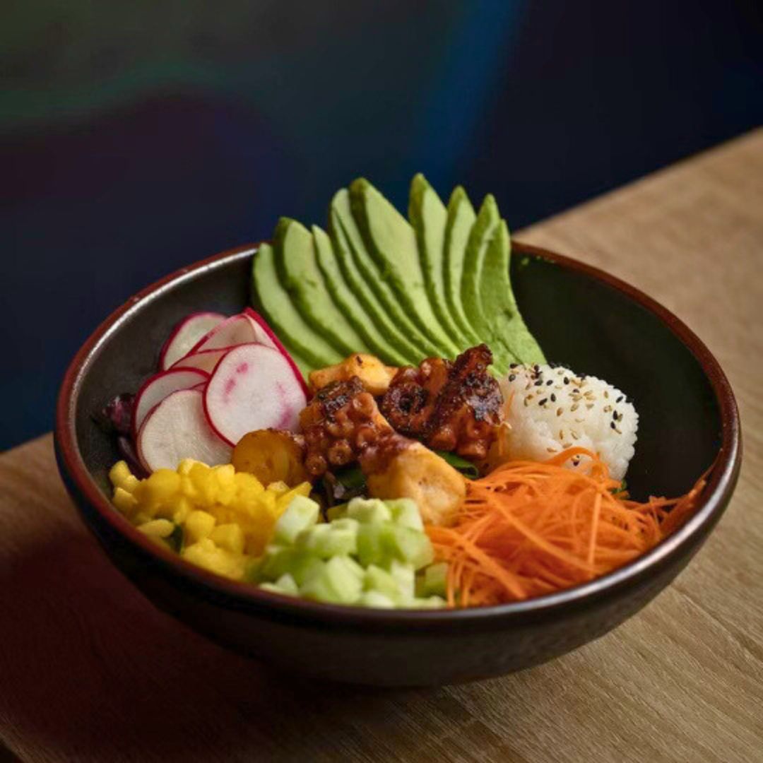 Nikkei sushi bowl at Katana Cocina in Weston, Florida, with Japanese-Peruvian culinary fusion